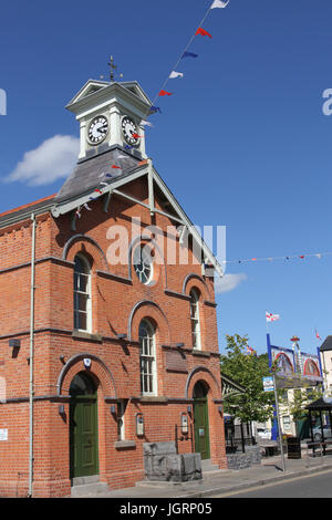 Bibliothèque et tour de l'horloge à Dromore, County Down comme des préparations pour le congrès annuel de l' 'Douzième Juillet commémorations. Banque D'Images