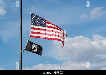 American et POW/MIA Flags flying over Washington DC Banque D'Images