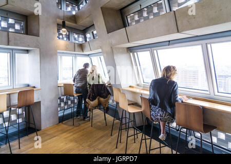 Le bar restaurant à l'intérieur de l'étage supérieur de la maison de l'interrupteur, Tate Modern, Londres Banque D'Images