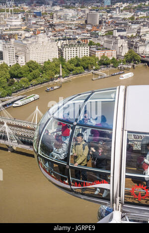 Les touristes chinois appréciant le London Eye en Grande-Bretagne Banque D'Images