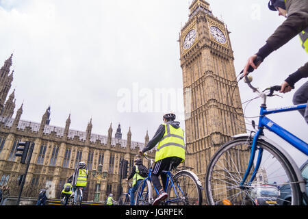 Les cyclistes au sein d'un groupe équestre à Westminster, Londres Banque D'Images