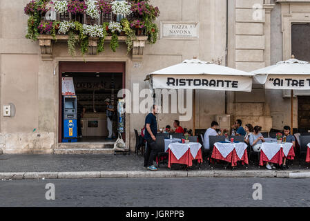 Rome, Italie - 18 août 2016 : restaurant trottoir avec les touristes à la place Navona à Rome un jour d'été ensoleillé. Banque D'Images