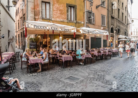 Rome, Italie - 18 août 2016 : restaurant trottoir avec les touristes à la place Navona à Rome un jour d'été ensoleillé. Banque D'Images