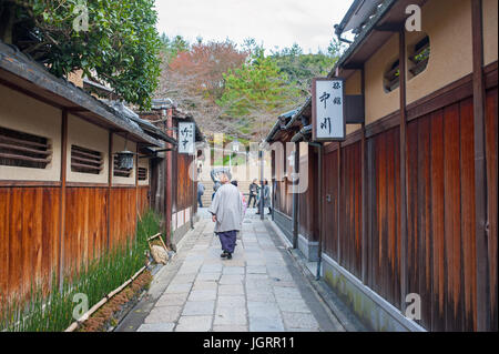 Maisons en bois traditionnel le long Ishibei Koji lane, Gion, Kyoto, Japon Banque D'Images