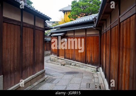 Maisons en bois traditionnel le long Ishibei Koji lane, Gion, Kyoto, Japon Banque D'Images