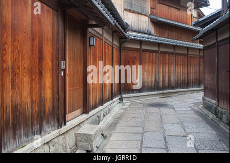 Maisons en bois traditionnel le long Ishibei Koji lane, Gion, Kyoto, Japon Banque D'Images