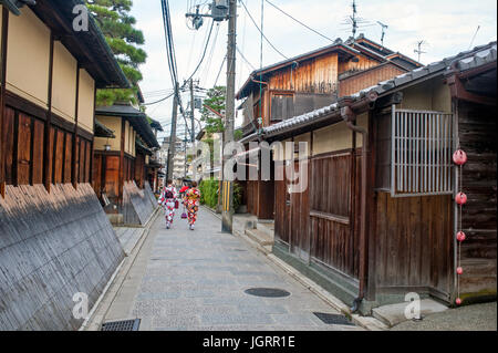 Maisons en bois traditionnel le long Ishibei Koji lane, Gion, Kyoto, Japon Banque D'Images