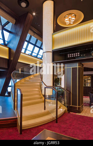 Escalier salle de bal. Bateau de croisière de rêve de Genting, AN, Chine. Architecte : SMC Design, 2016. Banque D'Images