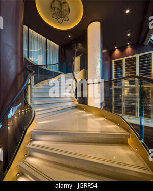 Escalier salle de bal. Bateau de croisière de rêve de Genting, AN, Chine. Architecte : SMC Design, 2016. Banque D'Images