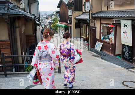 Kyoto, Japon - Deux jeunes filles habillés en geishas de Gion district Banque D'Images