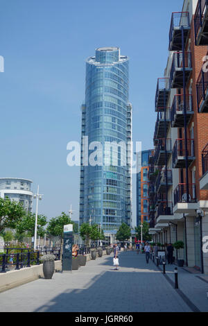 Centre Commercial GUNWHARF QUAYS Portsmouth. No1 GUNWHARF QUAYS Apartment Tower en arrière-plan. Banque D'Images