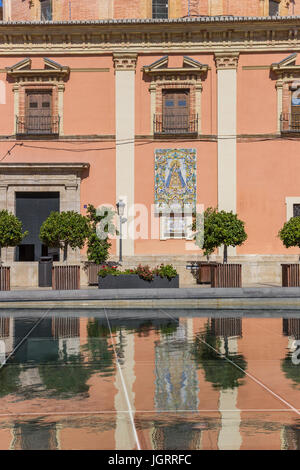 Basilique colorée de la Virgen avec reflet dans l'eau à Valence, Espagne Banque D'Images