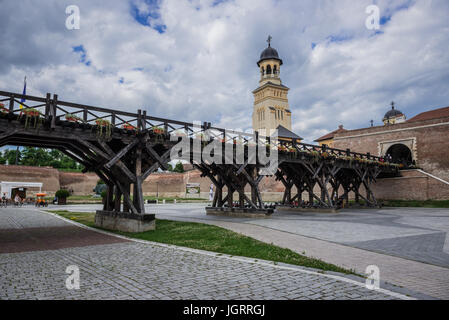 Alba Carolina Forteresse de Alba Iulia, ville de la Roumanie. Voir avec le pont de quatrième Gate et clocher de Sainte Trinité Cathédrale Coronation Banque D'Images