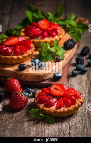 Des tartes aux fraises sur fond de bois Banque D'Images