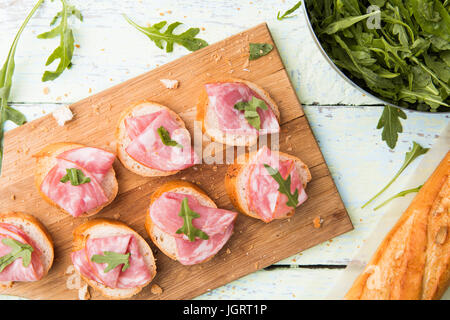 Du pain avec du jambon sur la table Banque D'Images