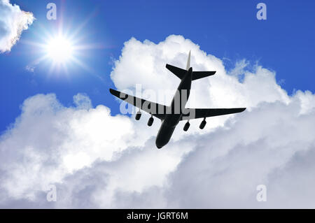 Airplane silhouette dans ciel bleu profond. Billet d'avion composition Banque D'Images