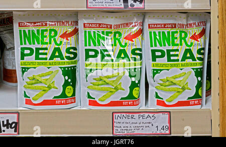 Sachets d'aliments appelé pois intérieur, un jeu de mots, à vendre à Trader Joe's dans la région de Garden City, Long Island. Banque D'Images