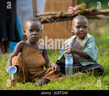 KISORO, en Ouganda, en Afrique - le 12 décembre 2008 : Kisoro. L'Ouganda. L'Afrique. Village les enfants sont assis au bord de la route.12, décembre 2008. Kisoro. L'Ouganda. Banque D'Images