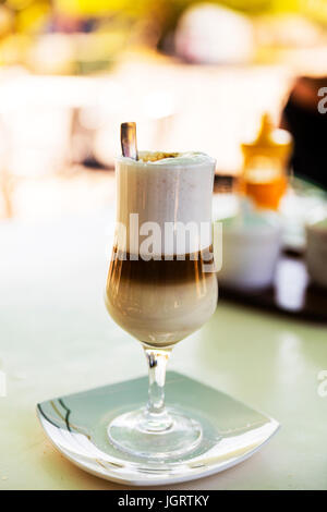 Latte, café latte, café latte, milky coffee, café dans le verre, du café et du lait, du café, du café, des couches de verre, Latte, lait, boisson lactée, laiteux, Banque D'Images