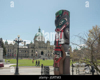 Totem des Premières Nations mât Kwakiutl Bear Pole en face de l'édifice du Parlement de la Colombie-Britannique Victoria Canada par Henry Hunt des Kwakwaka'wakw Banque D'Images