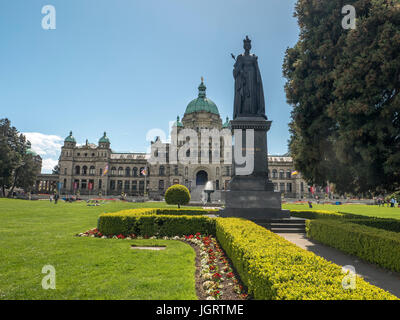 Statue de la reine Victoria devant l'édifice du Parlement de la Colombie-Britannique à Victoria, C.-B. Canada Banque D'Images