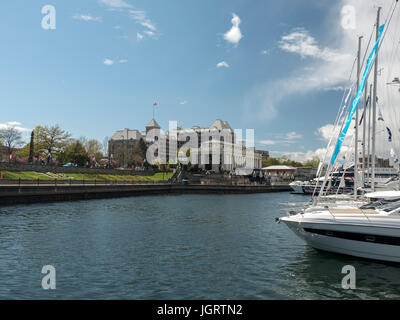 Le port intérieur de Victoria, British Columbia Canada, avec le terminal de bateaux à vapeur le logement Centre Robert Bateman Banque D'Images