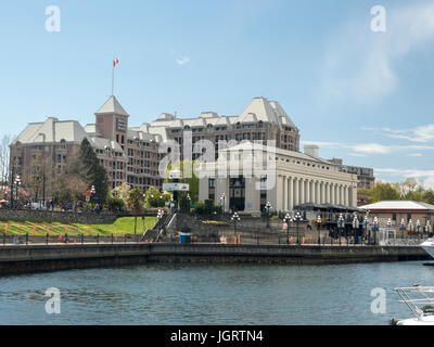 Le port intérieur de Victoria, British Columbia Canada, avec le terminal de bateaux à vapeur le logement Centre Robert Bateman Banque D'Images