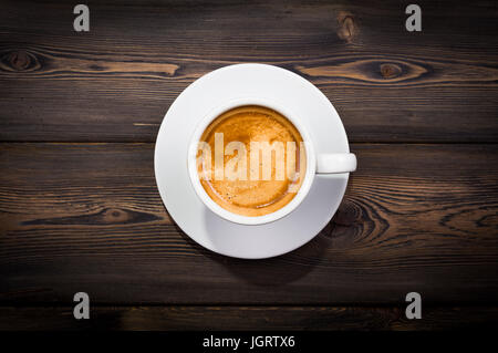 Vue de dessus d'une tasse d'expresso fraîchement moulu Café sur fond de bois rustique avec texture woodgrain Banque D'Images