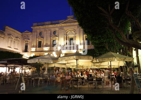 Cafés sur la place de la République, en face de la Bibliothèque nationale, à La Valette, Malte Banque D'Images