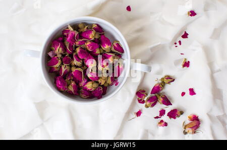 Petite rose thé fleurs dans une coupe Vue de dessus Banque D'Images