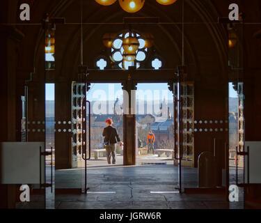 L'Université de Glasgow, Écosse, Royaume-Uni vue intérieure entrée sortie à l'avant et un mât qui se découpent les élèves Banque D'Images