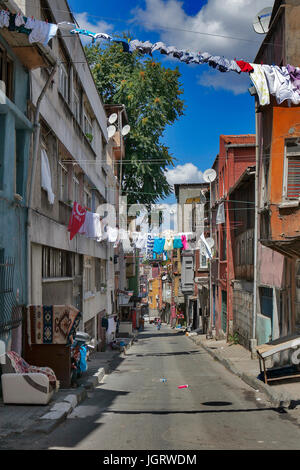 ISTANBUL Turquie 05 juillet 2017 vieille maison à municipalité de Belediye à Istanbul. Le séchage des vêtements sur une corde dans un bidonville à la périphérie Banque D'Images