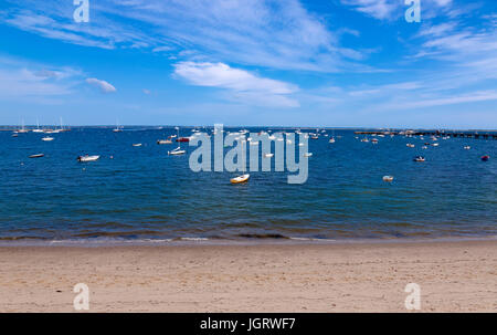 Provincetown, Massachusetts beach, bay, et des bateaux. Banque D'Images