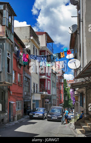 ISTANBUL Turquie 05 juillet 2017 vieille maison à municipalité de Belediye à Istanbul. Le séchage des vêtements sur une corde dans un bidonville à la périphérie Banque D'Images