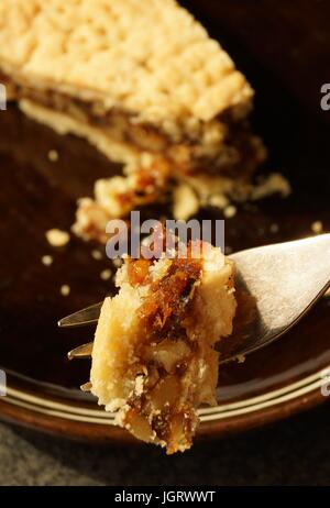 Manger un morceau de gâteau fait maison friable Banque D'Images