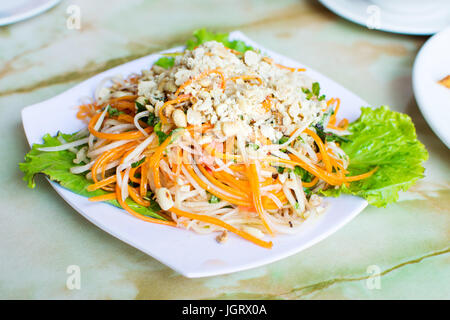 Thai salade de papaye verte sur une plaque blanche Banque D'Images