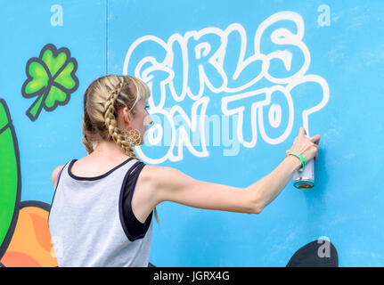 Une femme artiste est représenté à l'Upfest,festival 2016 le plus grand festival Street Art & Graffiti est photographié dans les rues de Bristol Banque D'Images