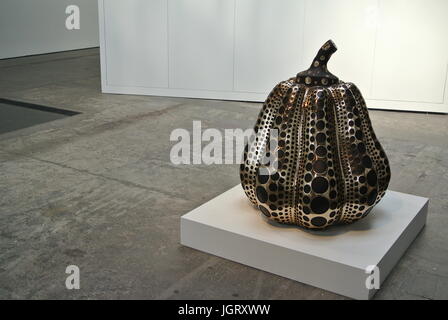 Pumpkin par Yayoi Kusama, photographié à la Victoria Miro Gallery de Londres. Banque D'Images