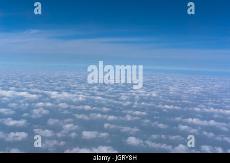 De rares Cirrus portant des bandes égales. Lever du soleil au-dessus de nuages à partir de la fenêtre de l'avion Banque D'Images