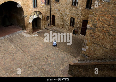 Jolie cour dans le Palazzo del Popolo prises à partir de la loggia, San Gimignano, Province de Sienne, Toscane, Italie. Parution du modèle Banque D'Images