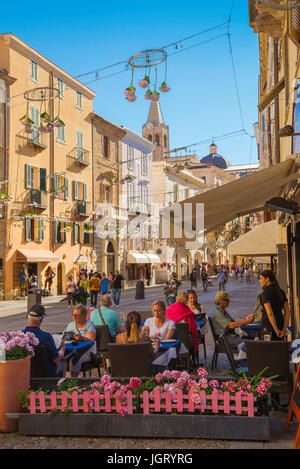 Alghero Sardaigne, touristes dîner au restaurant tables de la Piazza Civica de la vieille ville d'Alghero, Sardaigne. Banque D'Images