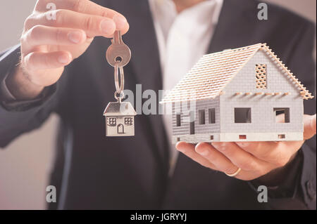 Agent immobilier remise des clés de la maison Banque D'Images