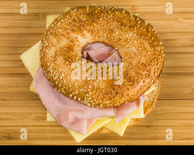 Jambon et fromage bagel grillé sur une planche à découper de cuisine Banque D'Images