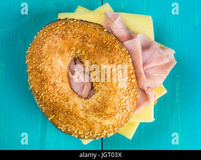 Jambon et fromage bagel grillé sur un fond bleu Banque D'Images