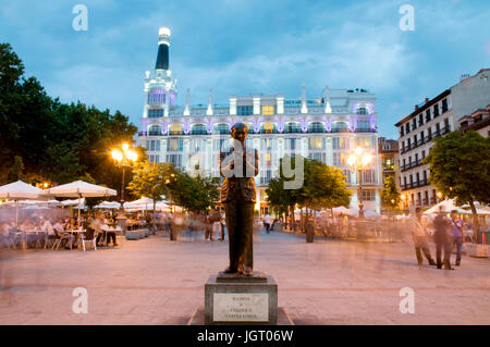 Statue de Federico Garcia Lorca. La place Santa Ana, vision de nuit. Madrid. L'Espagne. Banque D'Images