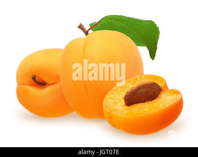 Fruit abricot frais entier avec feuille verte à côté de l'abricotier couché sur le côté et la moitié isolé sur fond blanc Banque D'Images