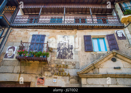 Architecture traditionnelle, façade de maison rurale et des portraits de ses propriétaires. Mogarraz, réserve naturelle de la Sierra de Francia, province de Salamanque, Castille Banque D'Images