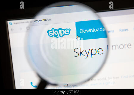 Site Web Skype sous une loupe. Skype est une application qui fournit le chat vidéo et les services d'appels vocaux. Banque D'Images