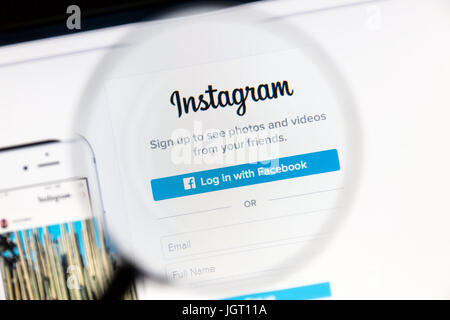 Site web de l'Instagram sous une loupe. Instagram est un mobile en ligne, partage de photos et de partage de réseau social Banque D'Images