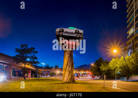 Installation d'art public appelé Trans Am Totem par artiste Marcus Bowcott, Vancouver, Colombie-Britannique, Canada. Banque D'Images